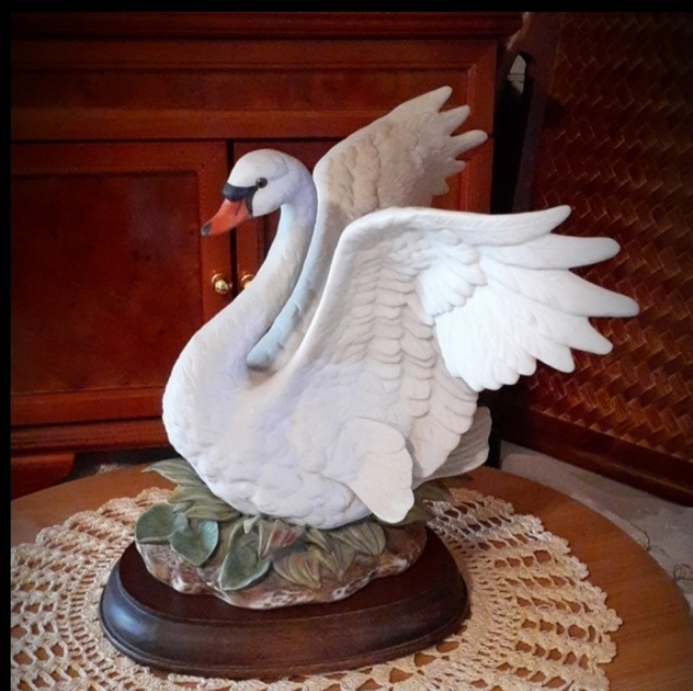 👉*VINTAGE* HOMCO WINGED SWAN MASTERPIECE FIGURINE with 👉ORIGINAL BASE & BOX👈